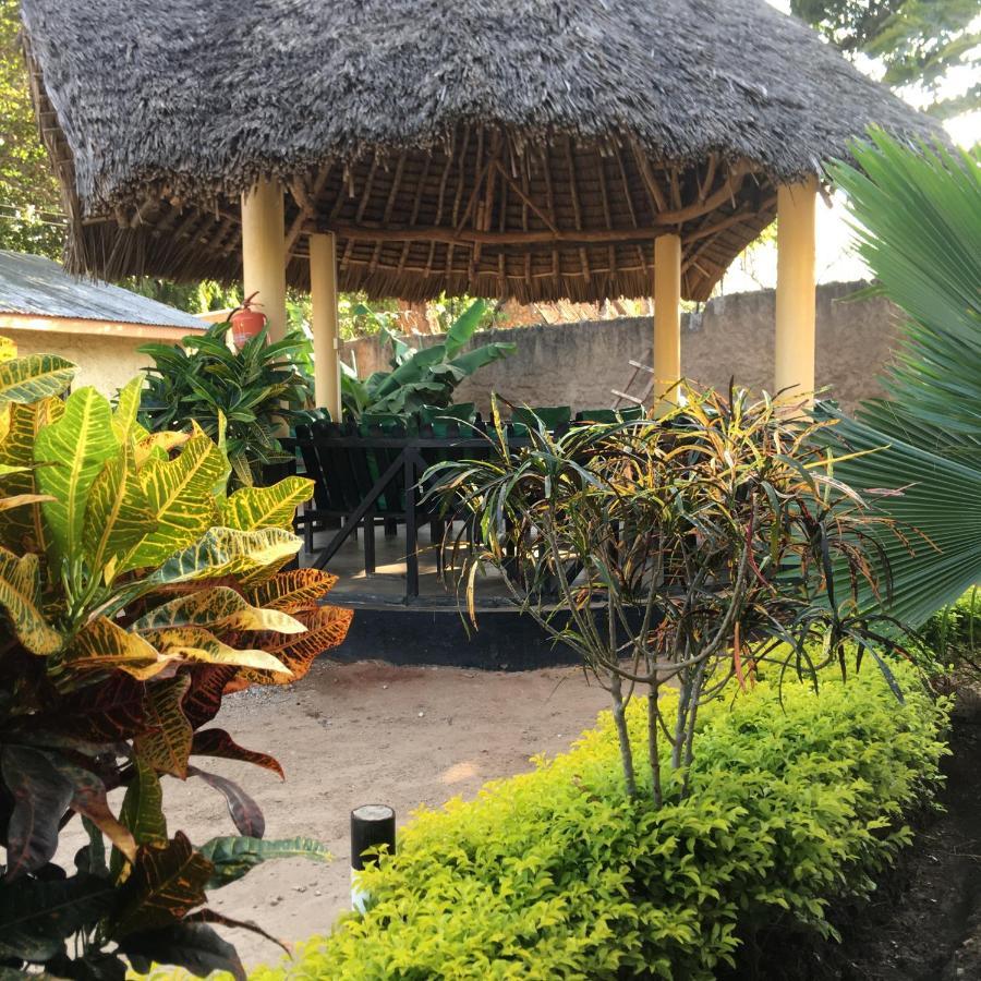 Diani Travellers Guest House Укунда Экстерьер фото